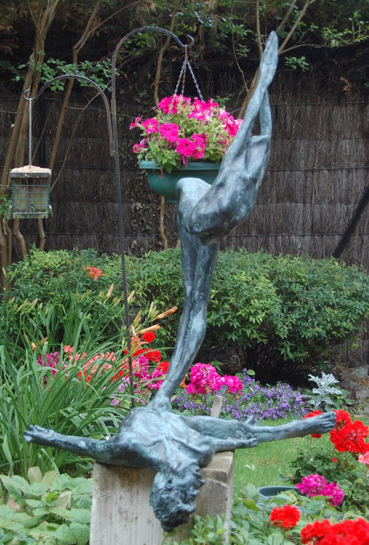 Esprit Ascendant dans jardin bronze Vihiers France ( 49)