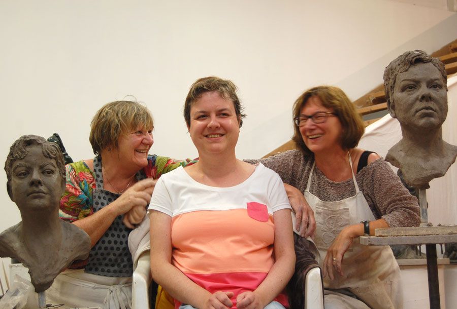 étudiants heureux sculptant un portrait   Nantes (44)