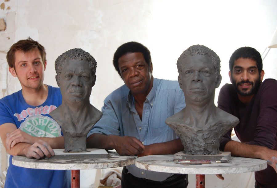 Charlie Aurelian vishal, sculptant un portrait   Le Mans (72