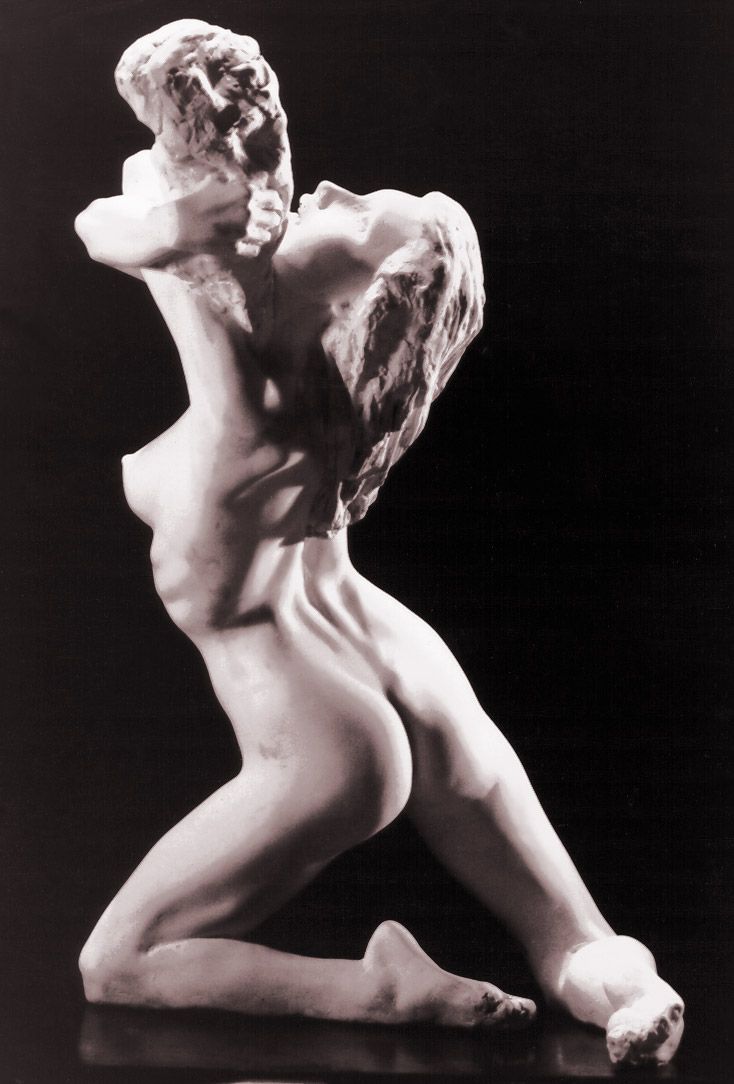 Femme-tenant-le-désir-cours-de-sculpture